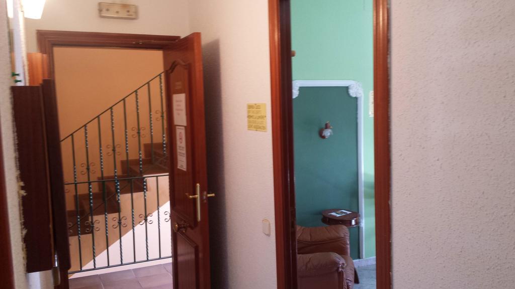 Hostal Porta De Ferro Sant Boi de Llobregat Eksteriør bilde