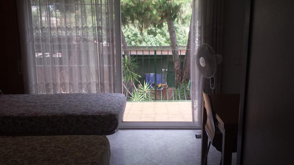 Hostal Porta De Ferro Sant Boi de Llobregat Eksteriør bilde