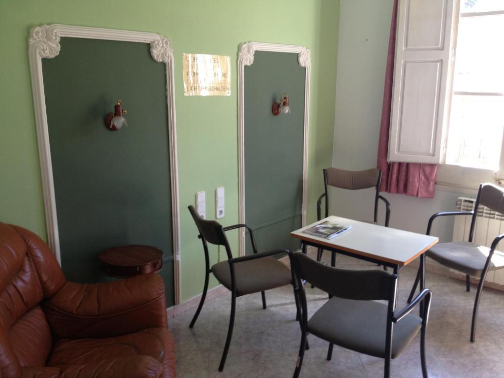 Hostal Porta De Ferro Sant Boi de Llobregat Eksteriør bilde