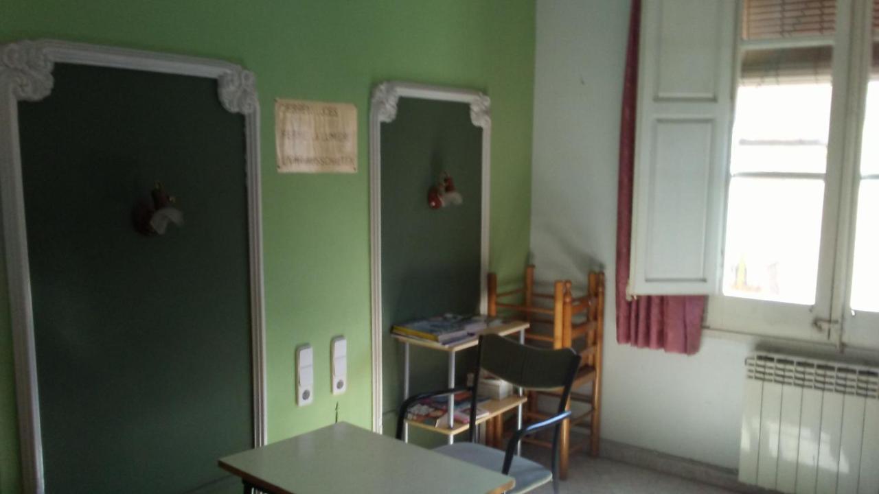 Hostal Porta De Ferro Sant Boi de Llobregat Eksteriør bilde