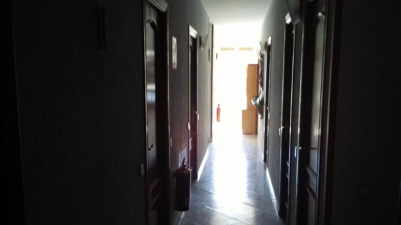 Hostal Porta De Ferro Sant Boi de Llobregat Eksteriør bilde