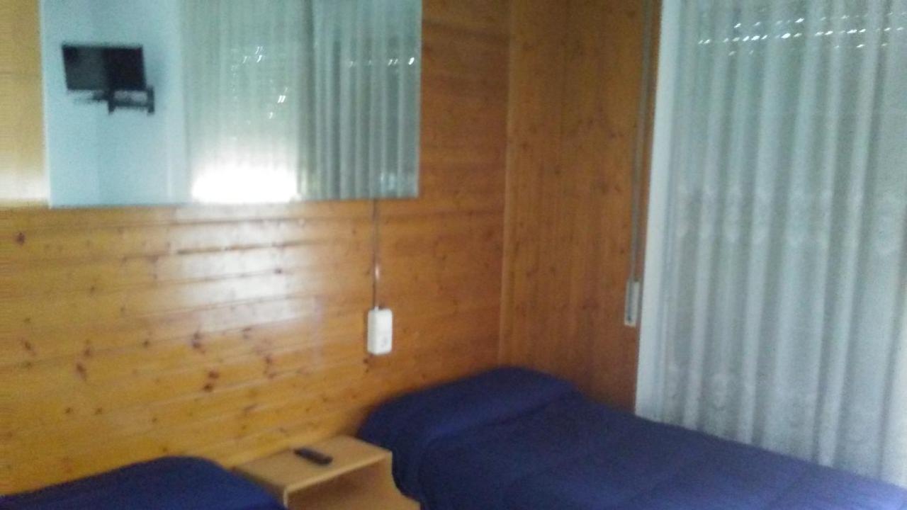 Hostal Porta De Ferro Sant Boi de Llobregat Eksteriør bilde
